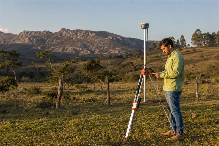 Técnico com GPS geodésico medindo divisa de imóvel rural na Serra do Espinhaço